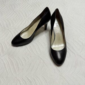 Nine West Women’s Black Leather Heel Pumps. Size 9